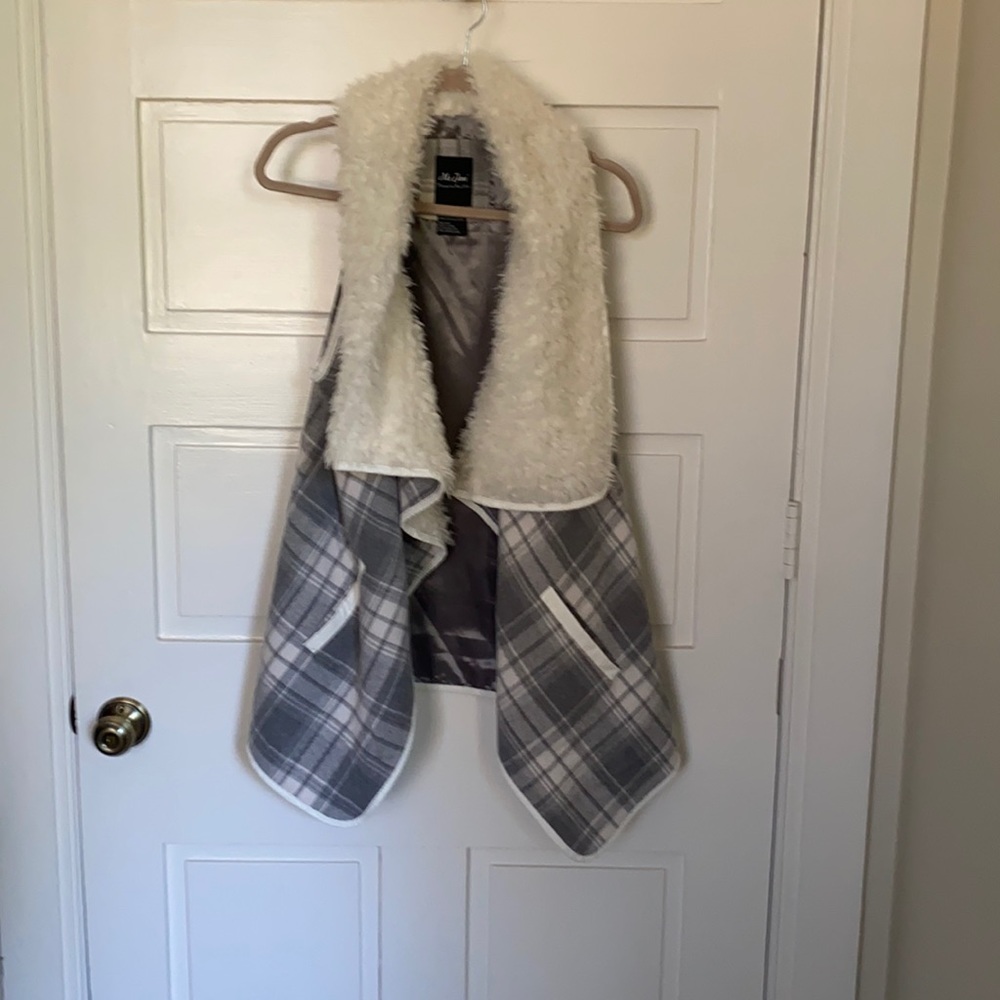 MeJane Faux Fur best with pockets gray/ white plaid XL